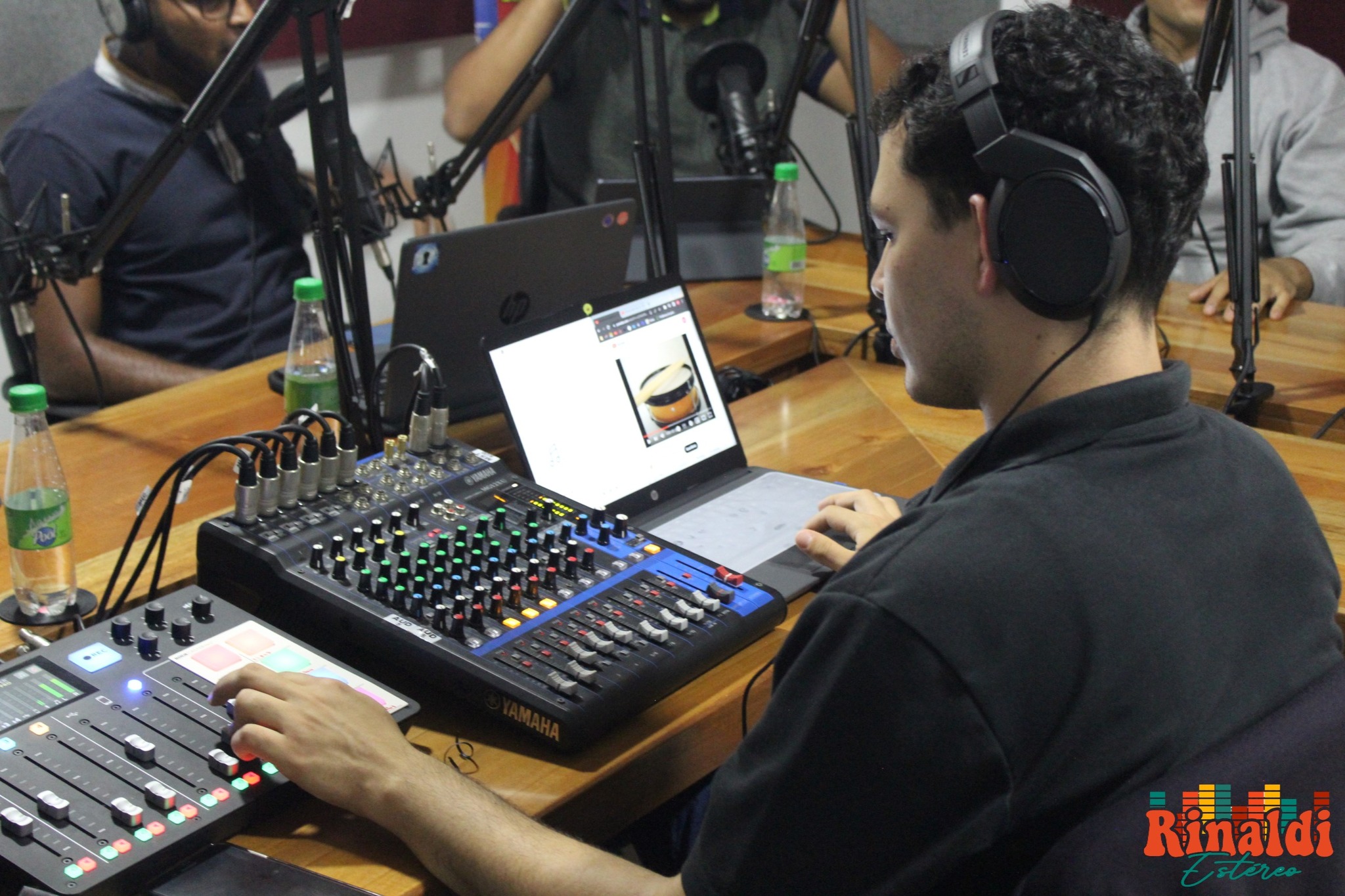 Colombia | ‘Rinaldi Estéreo’ la radio de los Posnovicios